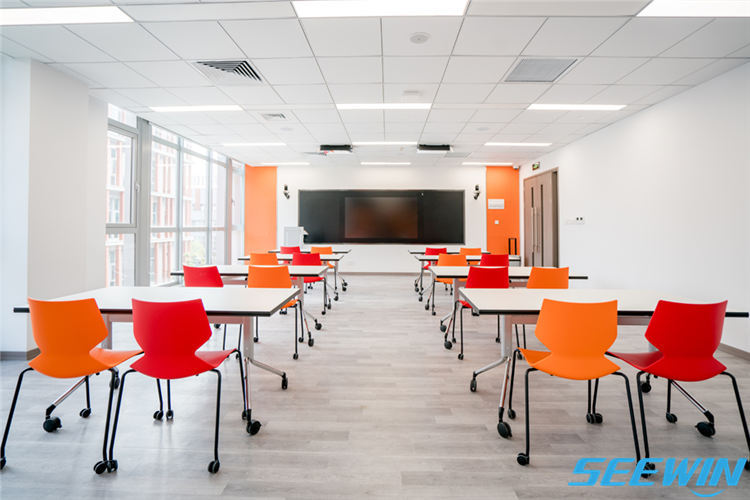 學(xué)校課桌椅